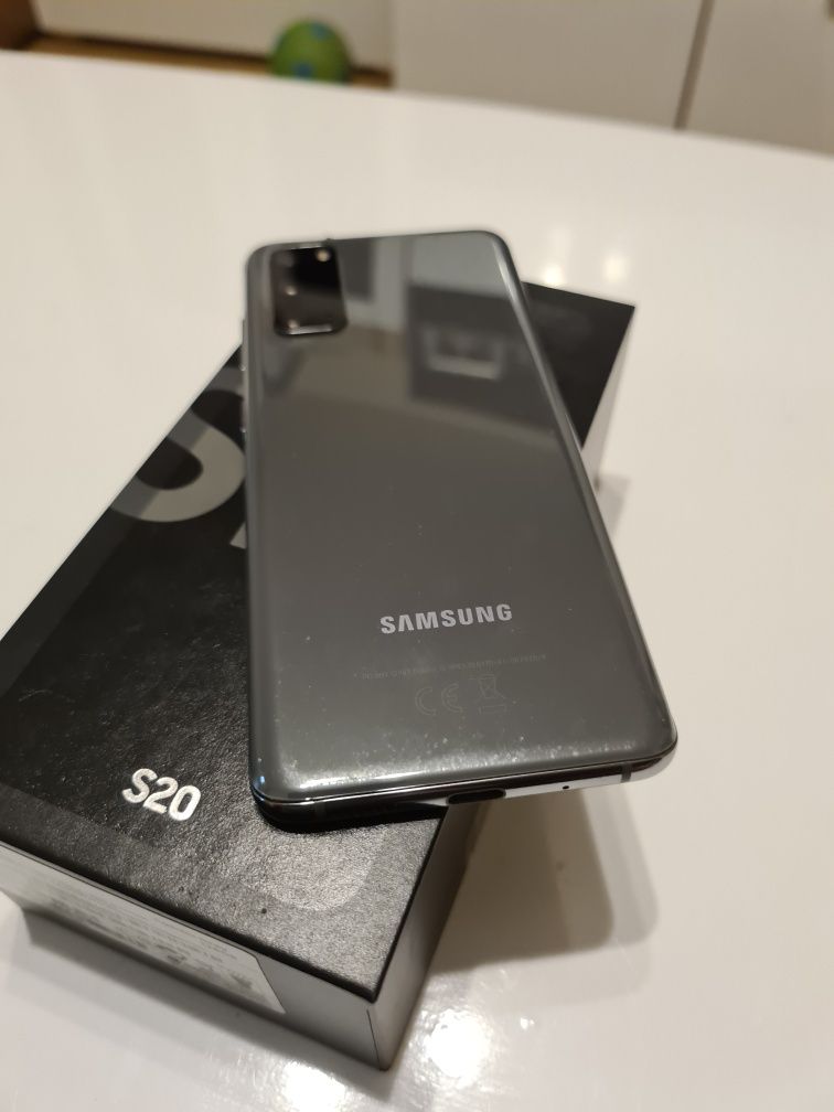 Samsung S20 , 8GB memorie ram, 128 GB, încărcător și cutie.