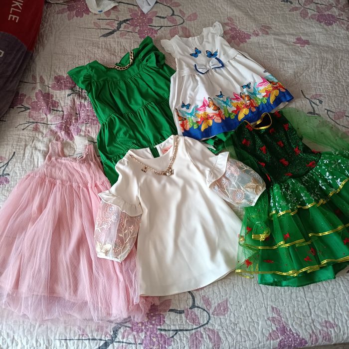 Продам платья на девочку возрост от 3 до 5 лет