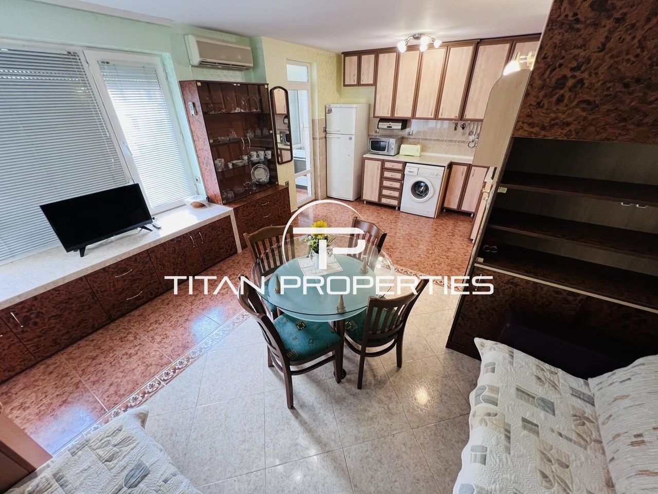 Дава се под наем Двустаен апартамент в Бургас, Център - 64 кв.м за 612 € - Снимка #1