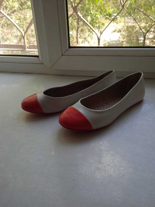 Летние туфли бело-красные новые