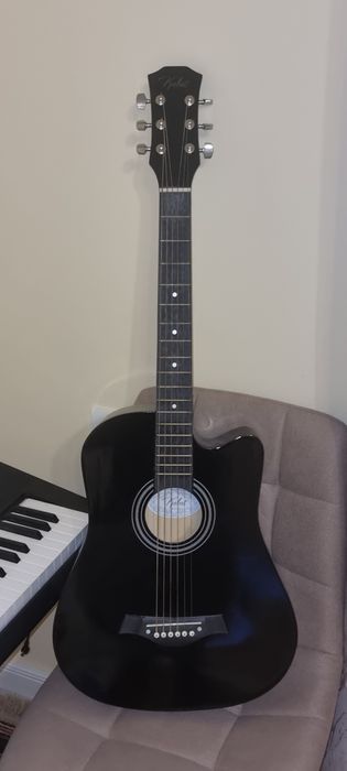 Vând chitara acustica