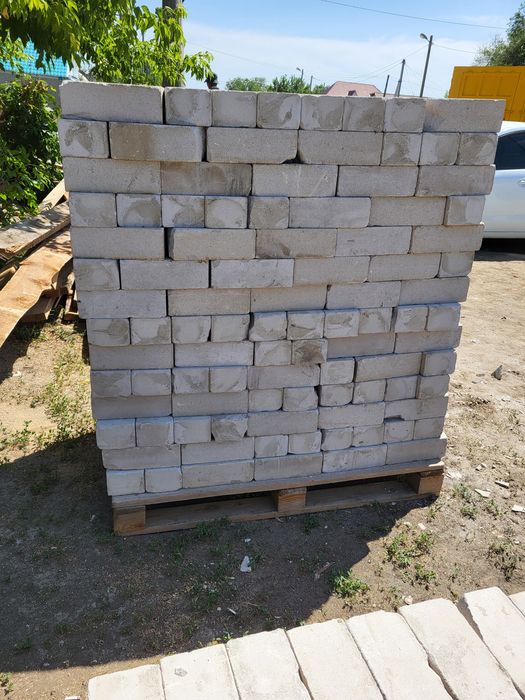 Продам не дорого кирпич силикатный бу 90 т. пескоблок бу  36 шт