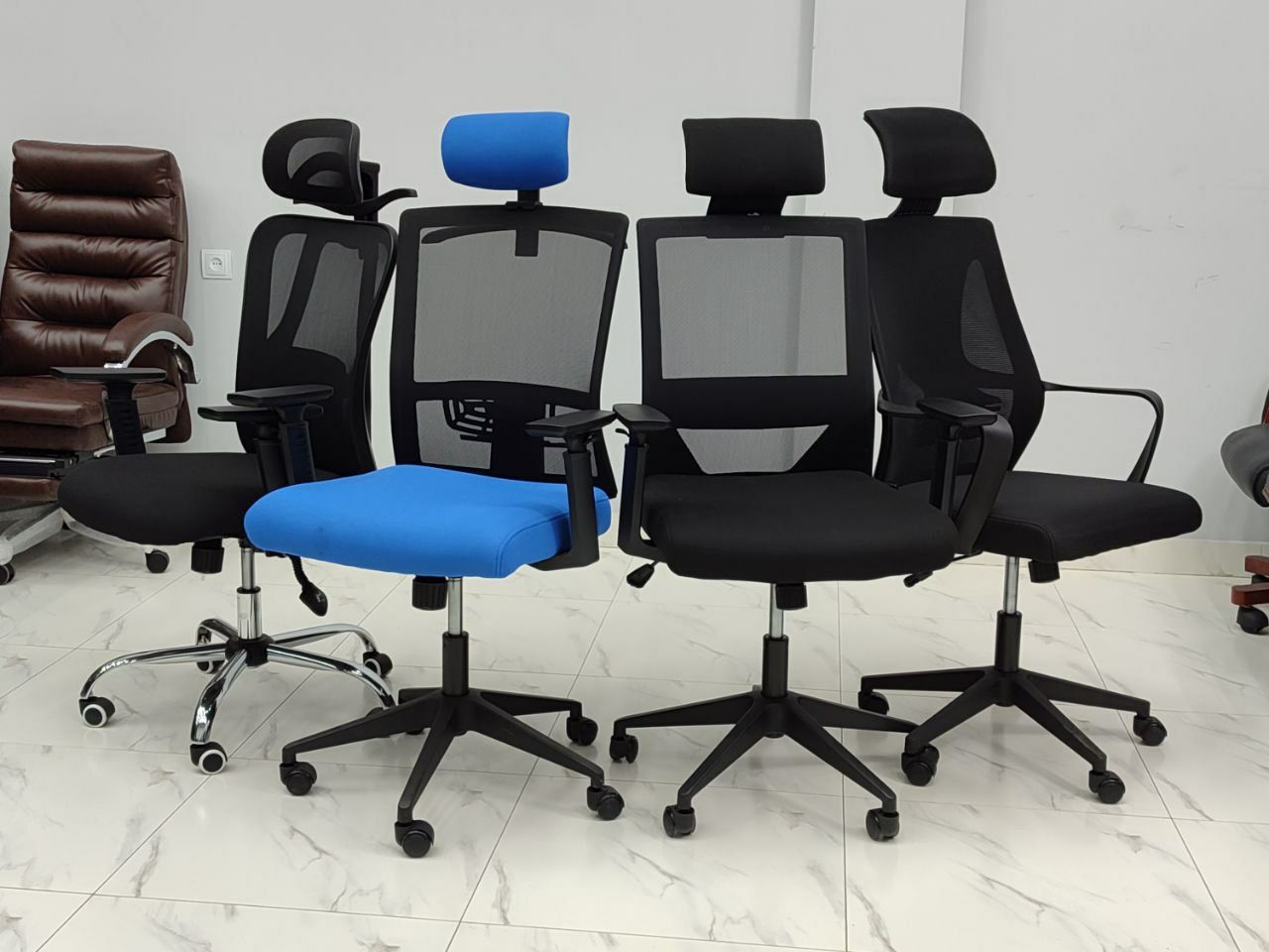 Офисное кресло для руководителя и персонала