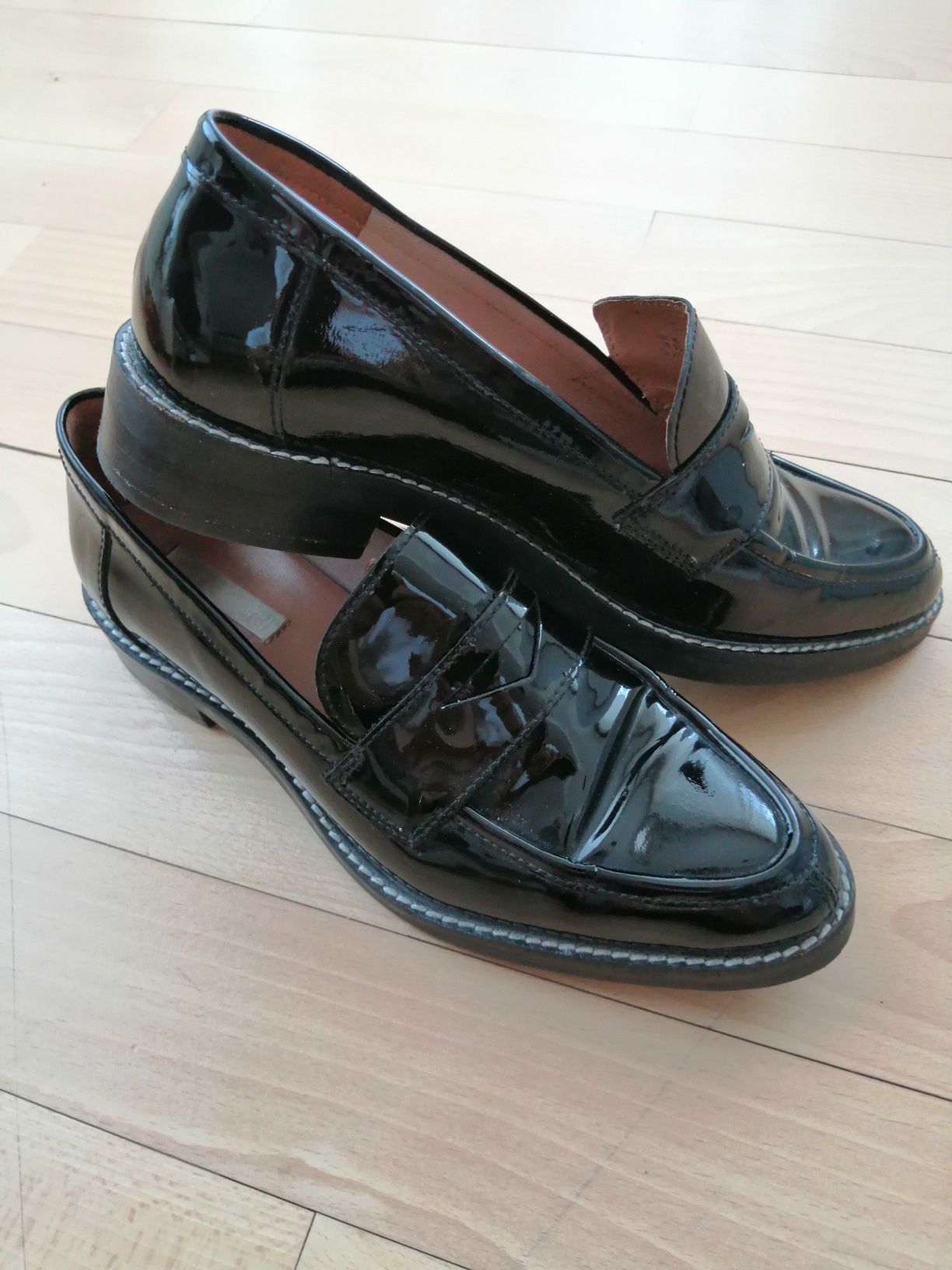Черни дамски обувки - естествен лак