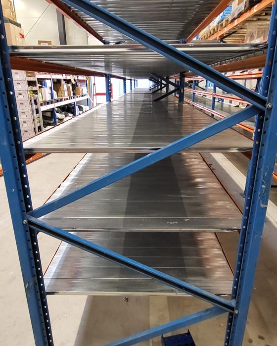 Rafturi metalice cu polite metalice