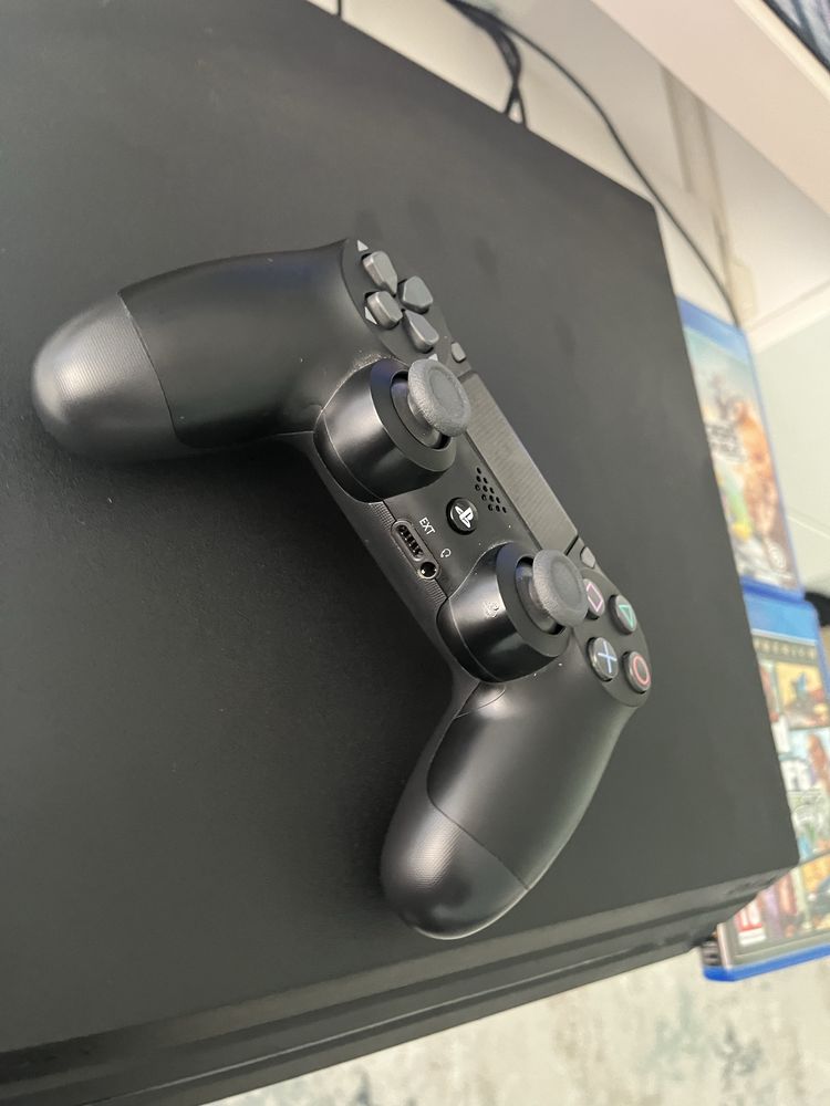 Продавам плейстейшън 4про с игри