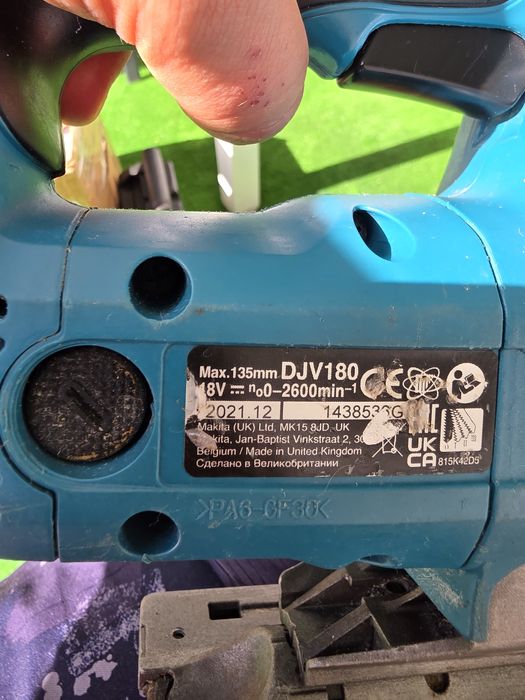 Fierastrau pendular Makita DJV 180