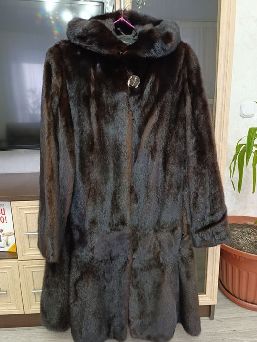 Шуба норковая трапеция с капюшоном.