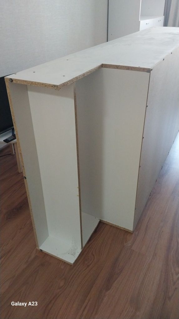 Продается белый шкаф