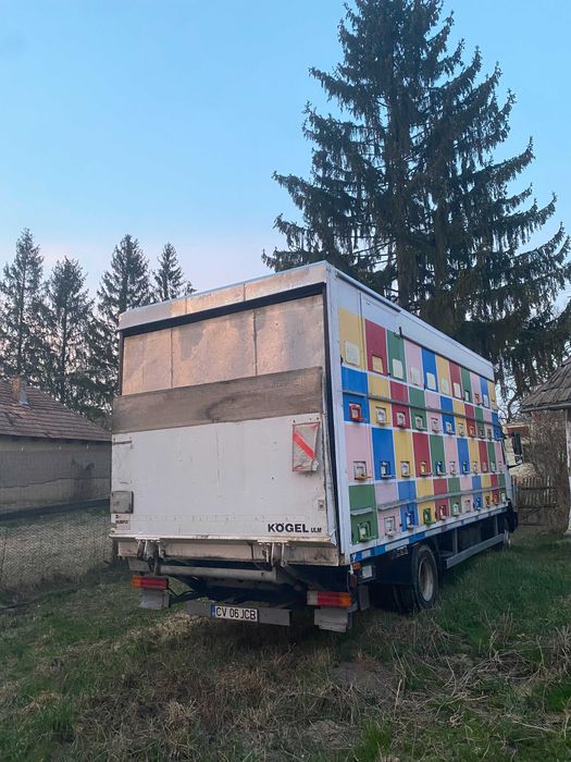 Camion apicol cu 76 stupi, lift, cabină extractie