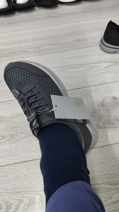 Женская кроссовка