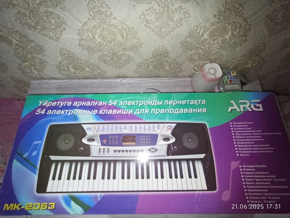 Продам синтезатор новый 20000 тг