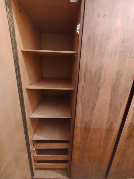 Старинен орехов гардероб