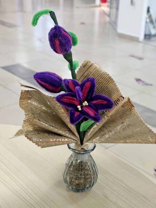 Crini handmade în vază de sticlă