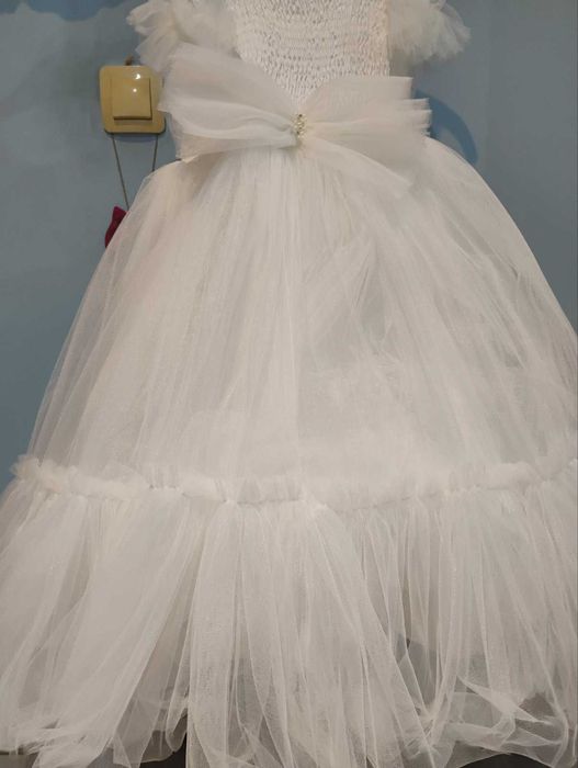 Уникална рокля с обръч за официални поводи