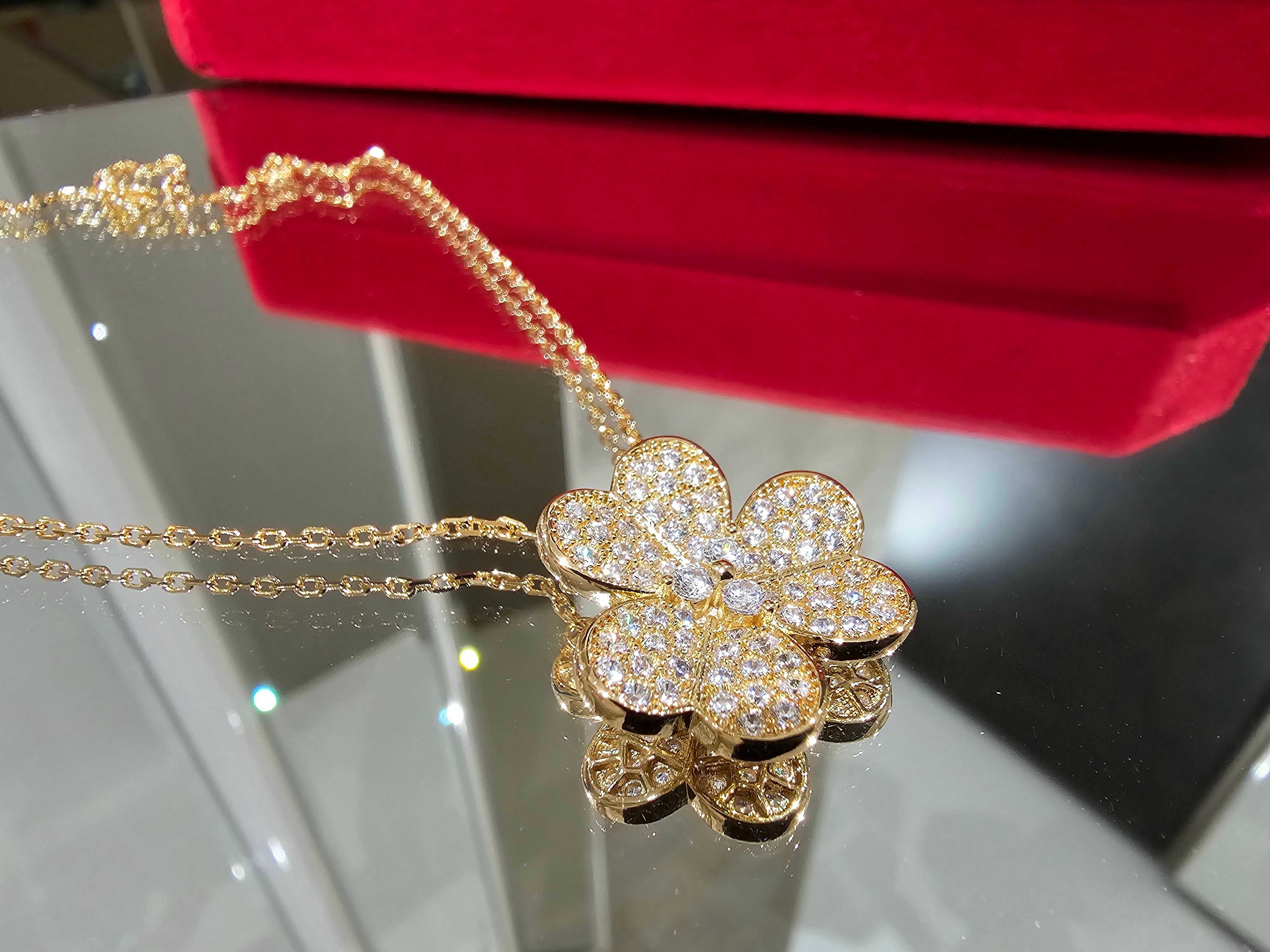 Van Cleef & Arpels VCA Rose Frivole Large Diamond Clover Дамско Колие