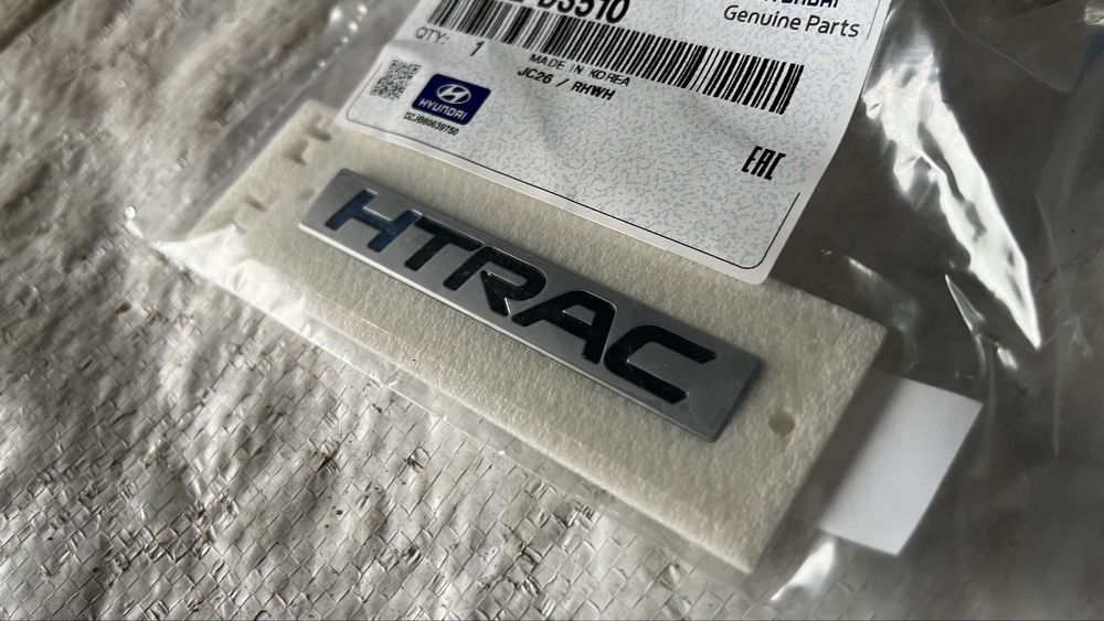 2 броя метални табелки за Hyundai “HTRAC”