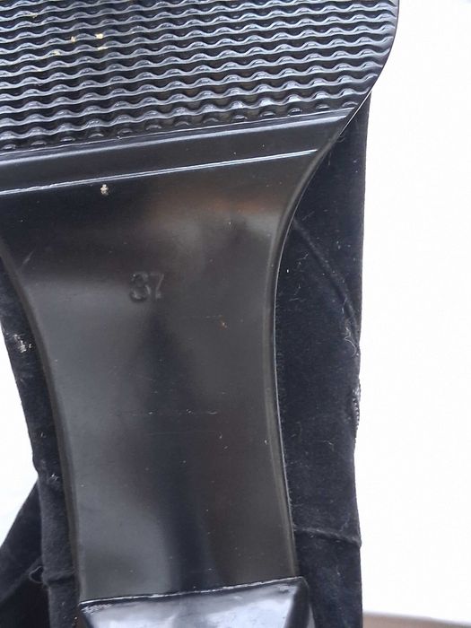 Черни ботуши за празника нови.