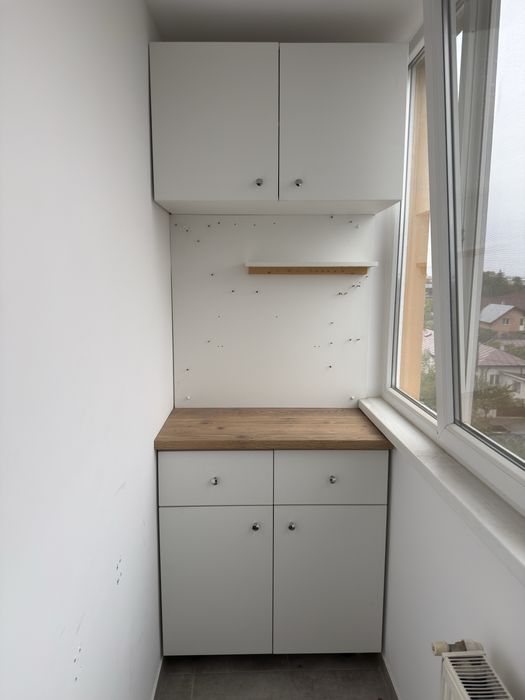 Set mobilier: dulap suspendant + corp cu blat: 2 sertare si 2 usi