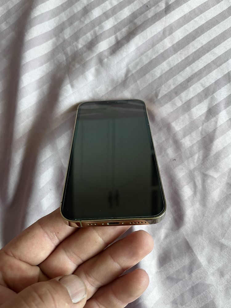 Iphone 12 pro 128 gb с кутия и 10 кейса