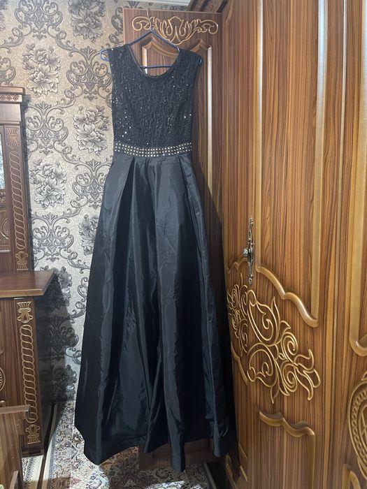 Вечерние платья по 200 тысяч сум каждое