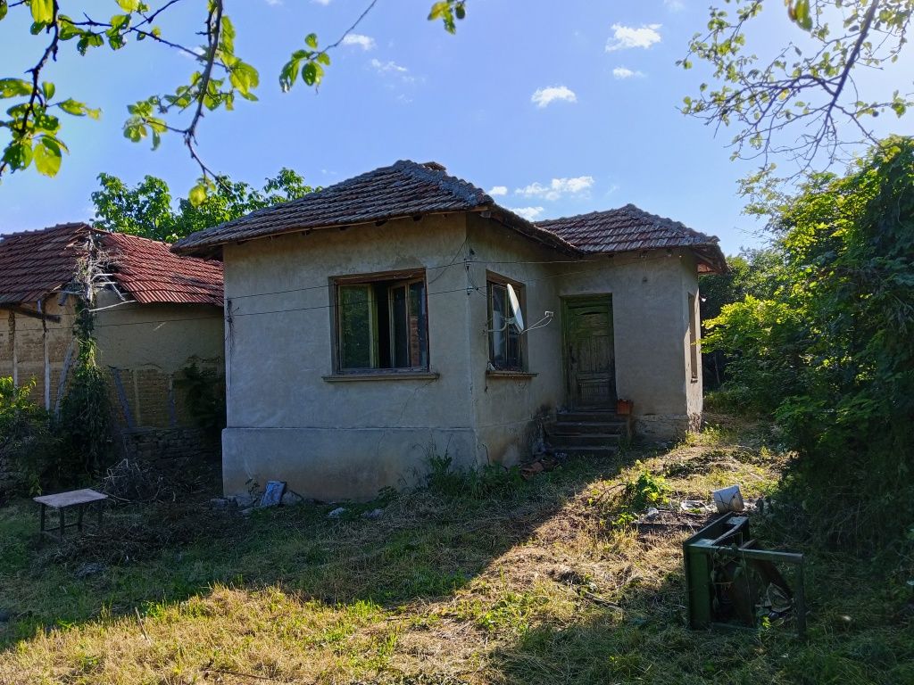 Къща с двор с. Горна Вереница