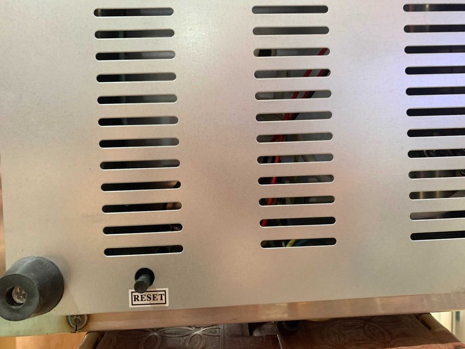 НОВ Професионален гофретник Hendi, 1500W, Чугунена повърхност