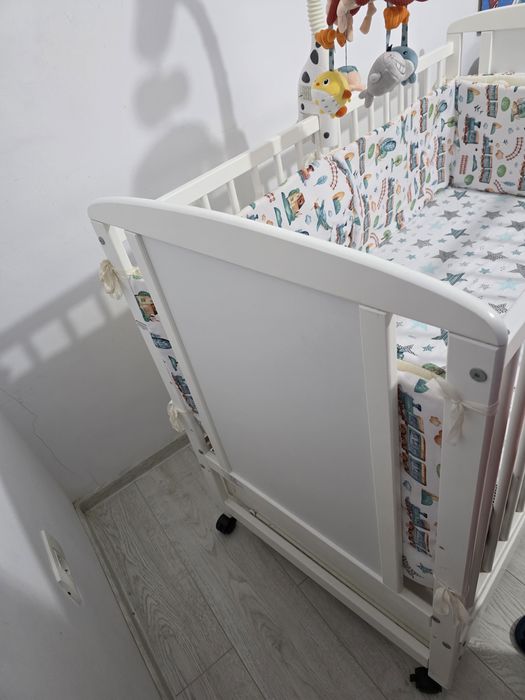 Patut Qmini 120cm / 60cm cu saltea de 10cm si reglabila pe 3 nivele.