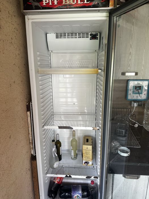 Продавам вертикална хладилна витрина