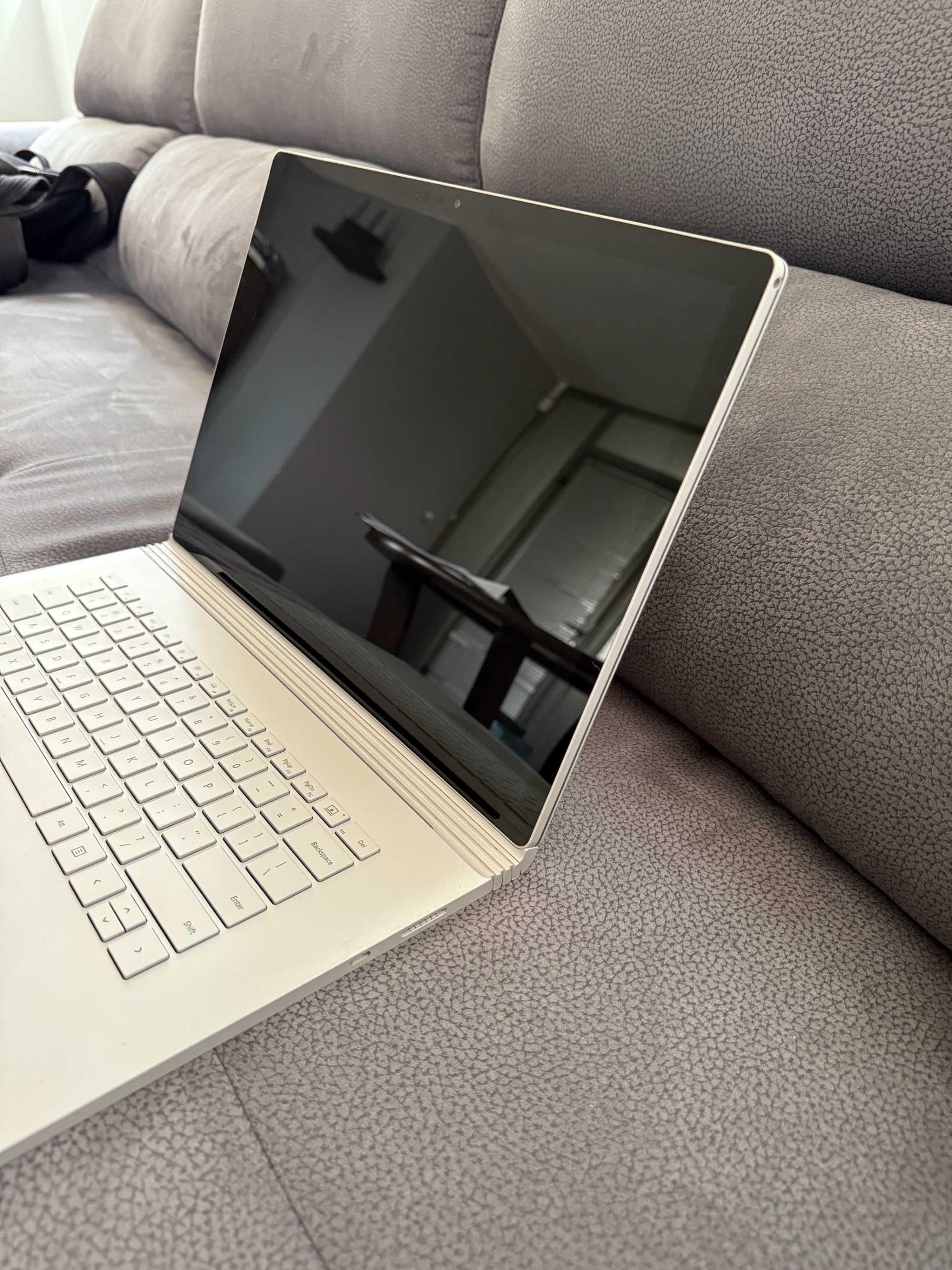 Microsoft Surface Book 2 – 15" | i7 | GTX 1060 | 16GB RAM | 500GB SSD