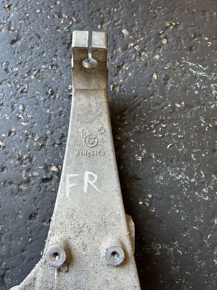 Преден десен шенкел БМВ Ф01/02 bmw f01 f02