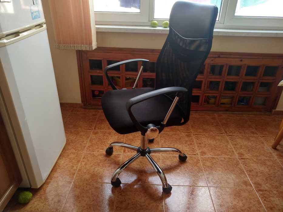 офис стол черен метален