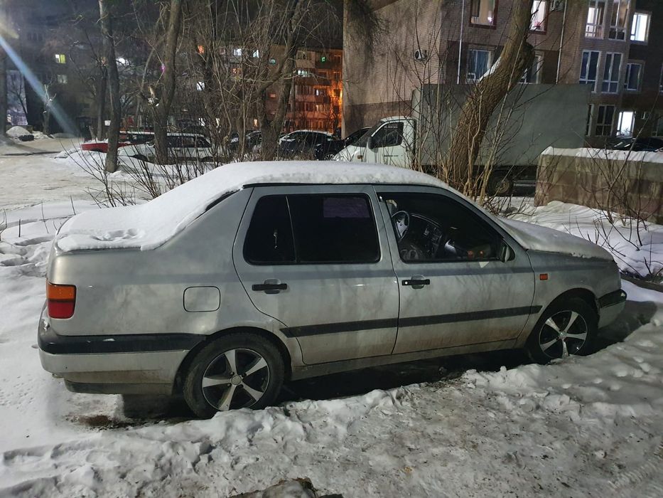 Продам машину Volkswagen Vento
