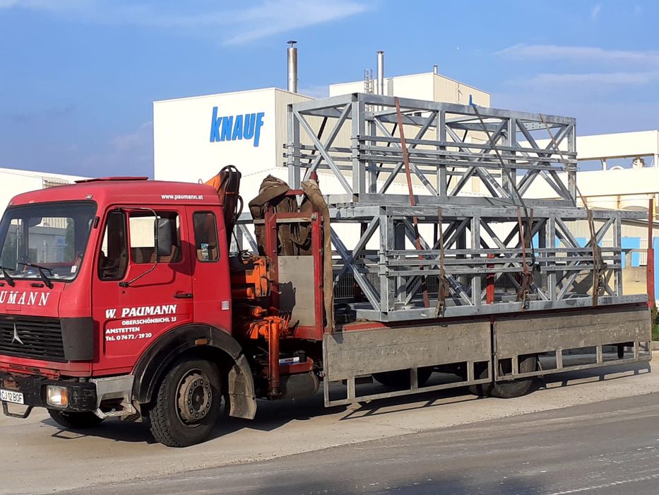 Camion Mercedes-Benz cu macara