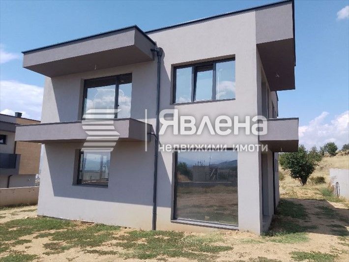 Самостоятелна къща с двор в с. Еленово за продажба