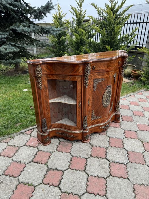 Comodă din lemn masiv, cu intarsii și ornamente bronz