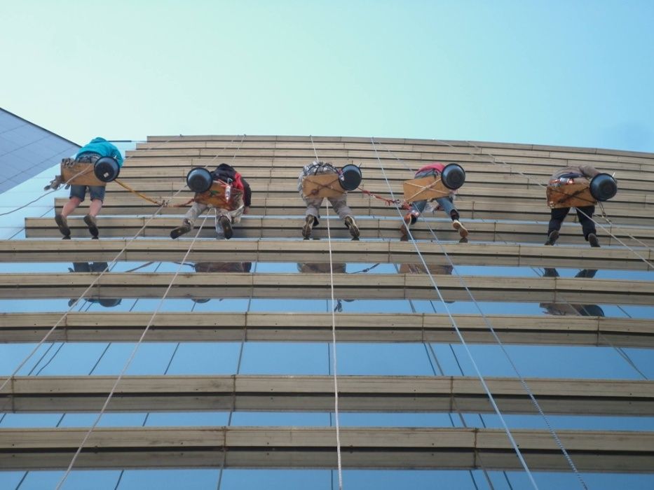 Alpinism utilitar, curatare fatade, acoperisuri prin hidrosablare