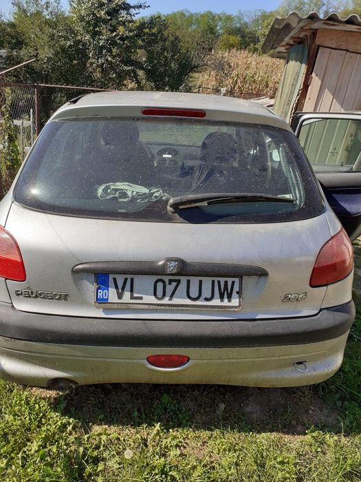 Se vine Peugeot 206, an fabricație 2002
