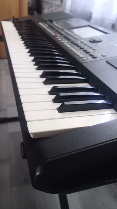 Vând Korg PA 600