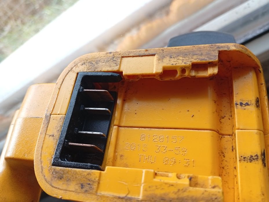 Dewalt pistol de cuie 18v defect