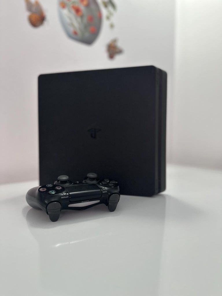 Vând PlayStation 4 slim