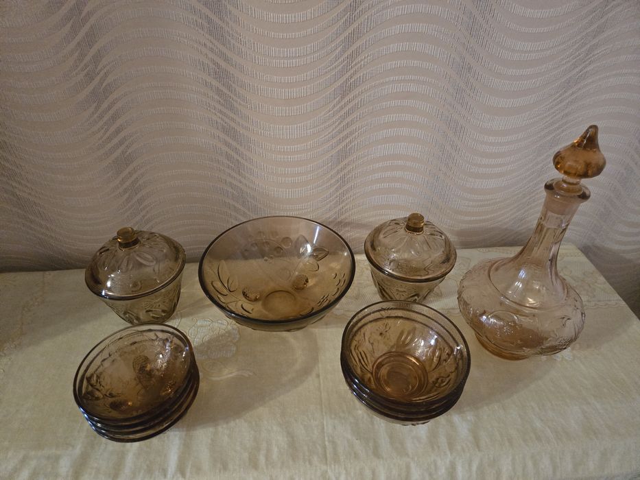 Набор вазочек (10-18 см) и графин из красного стекла