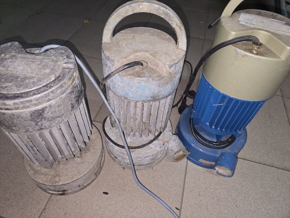 Vând 3 pompe rusești de un tol si un sfert