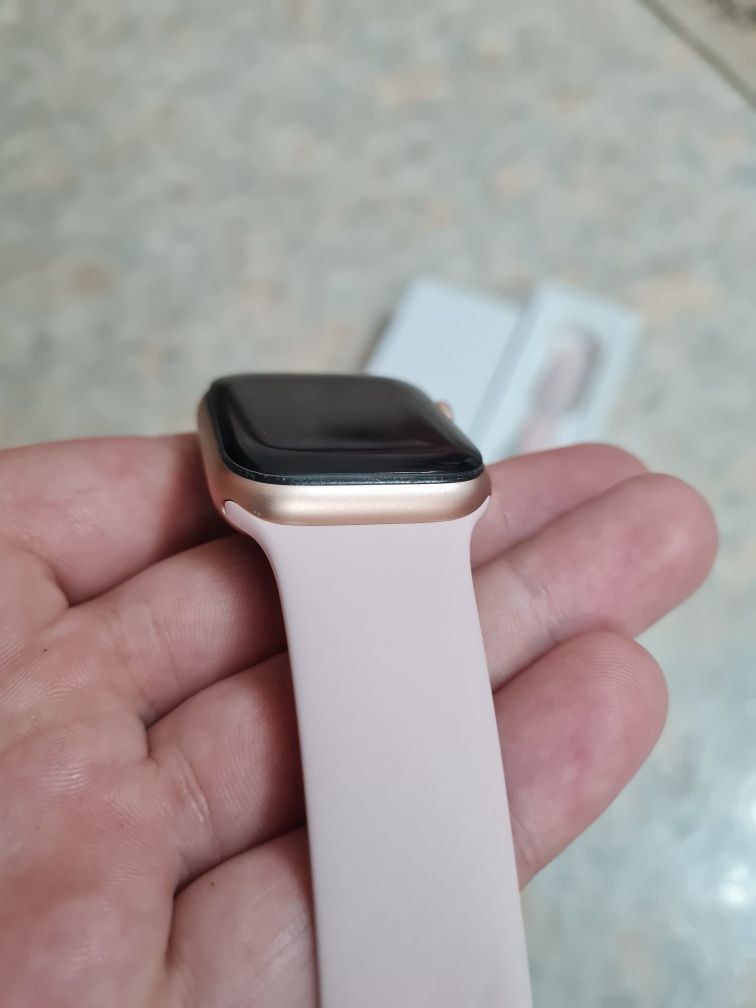 Apple Watch 4 40mm розовые