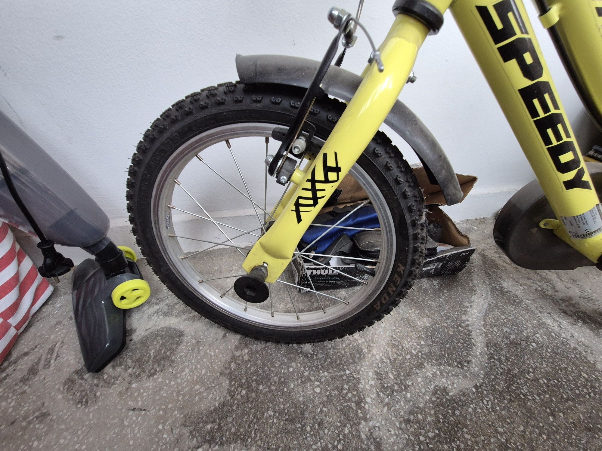 Pachet Bicicleta speedy ptr copii, roti ajutatoare , casca asortata