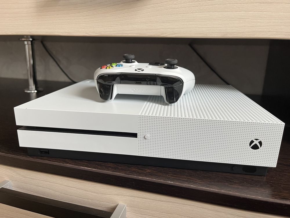 Xbox One S приставка.