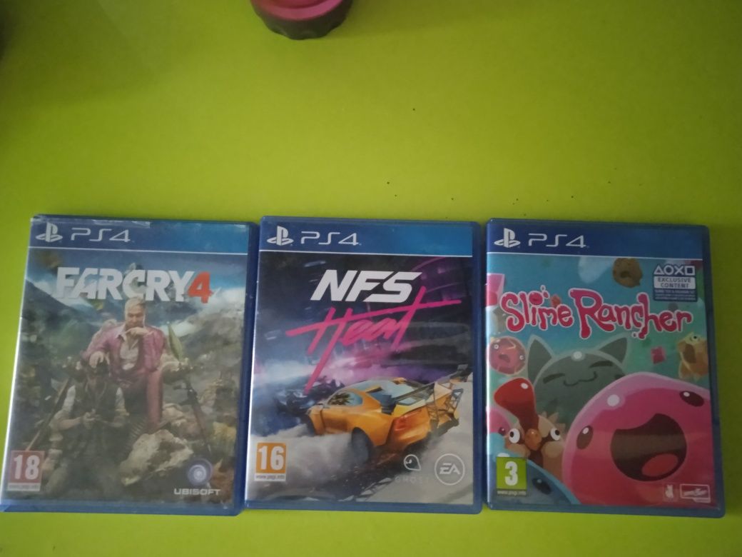Продавам Плейстейшън 4 500г с три игри