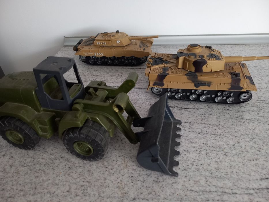 Colectie 2 tancuri+tractor marca Noriel, cu actionare lumini si sunet