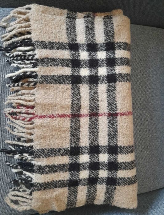 Fular Burberry, 250 lei