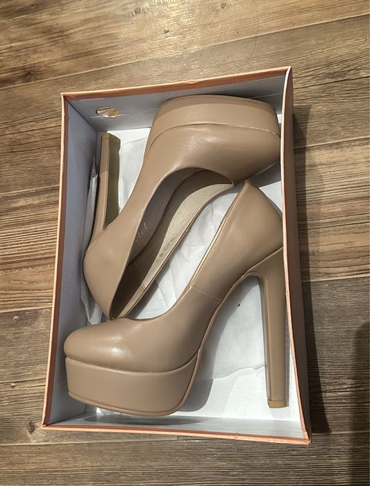 Продам туфли на высоком каблуке. 35 размер